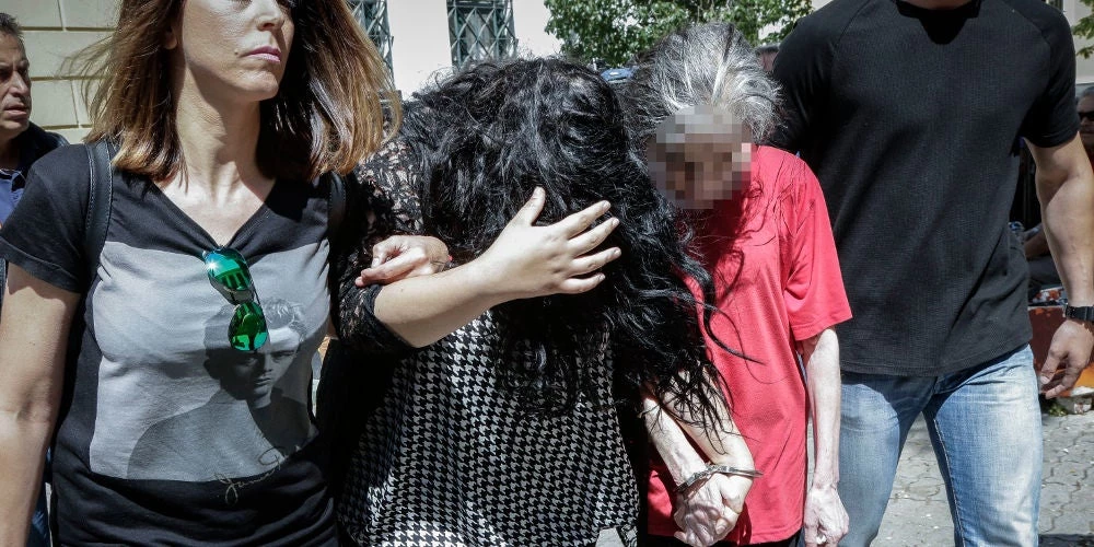 Σε κατ’ οίκον περιορισμό 19χρονη παιδοκτόνος της Πετρούπολης – Προφυλακιστέα η μητέρα της